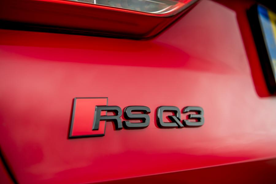 Логотип Audi RS Q3 2019 года  (UK) (фото 7 из 63)